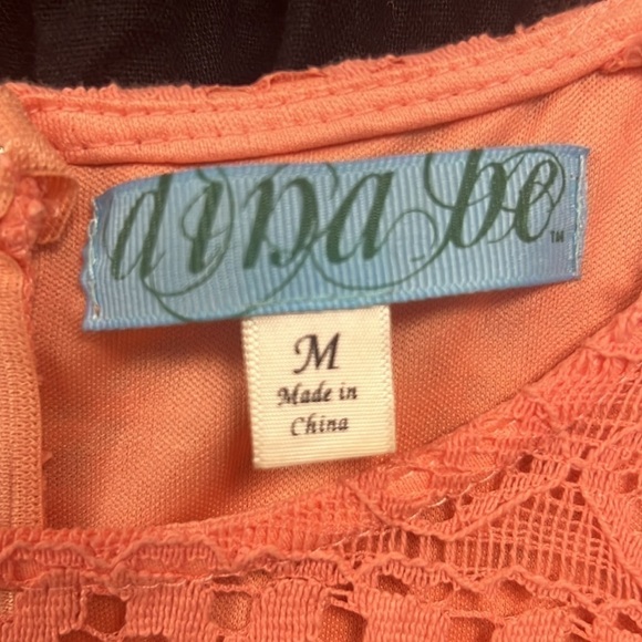 Women’s peach colored dress size medium lace overlay - Picture 2 of 3